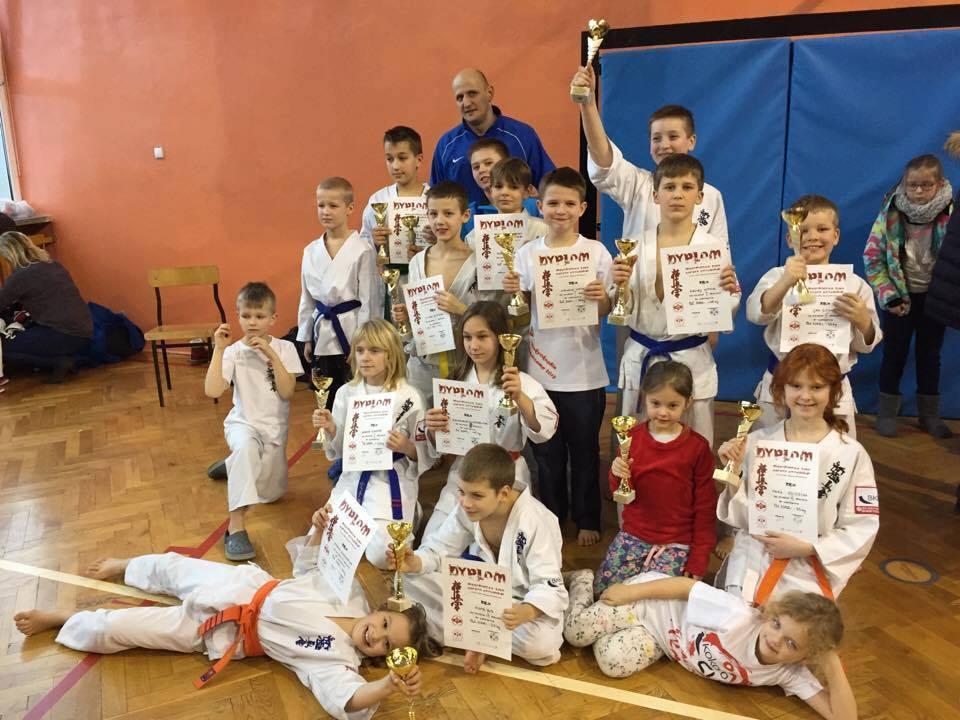 MAZOWIECKA LIGA KARATE, 15 STYCZNIA - WYSZKÓW I miejsca: Janek Sitnik Heniek Kępa Maciek Sitnik Michał Hoffman Kamil Wróblewski II miejsca: