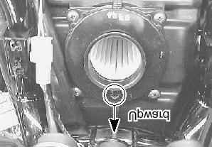 UWAGA Rozdarty wkład filtra powietrza spowoduje, że kurz dostanie się do silnika i spowoduje jego uszkodzenie.