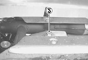 ustawić motocykl na podnóżku centralnym 2. odkręcić korek wlewu oleju (1) 3. postawić pojemnik pod śrubę do spuszczania oleju (2) 4.