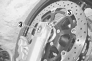 2) odkręcić śruby (1) mocujące zaciski z prawej i z lewej strony oraz zdjąć zaciski UWAGA: Nie należy uruchamiać hamulców, jeżeli klocki hamulcowe nie są zamontowane.