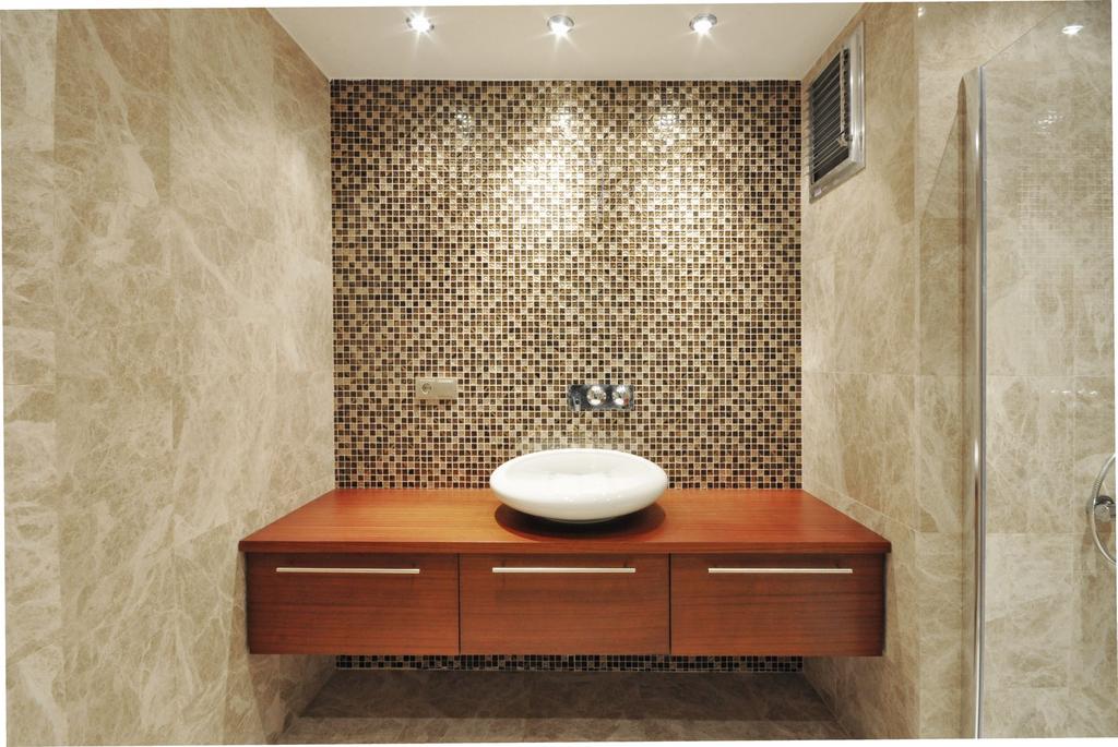 Goccia Classic Seria Goccia Classic to mozaika wykonywana ręcznie z najwyższej jakości szkła, sproszkowanego, barwionego w masie i formowanego termicznie.