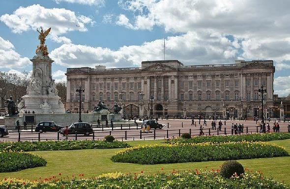 8. Buckingham Palace Buckingham Palace, one of several palaces owned by the British Royal family, is one of the major tourist attractions in London.
