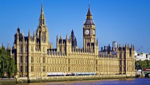 10. The Houses of Parliament Parlament - The Palace of Westminster jest siedzibą parlamentu, który składa się z dwóch izb: niższej - House of Comous (Izba Gmin) i wyższej - House of Lords (Izba
