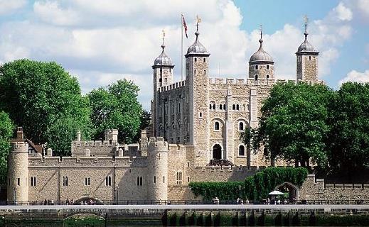 11. Tower of London Londyńska Tower czyli Pałac i Twierdza Jej Królewskiej Mości jest budowlą obronną i pałacową.