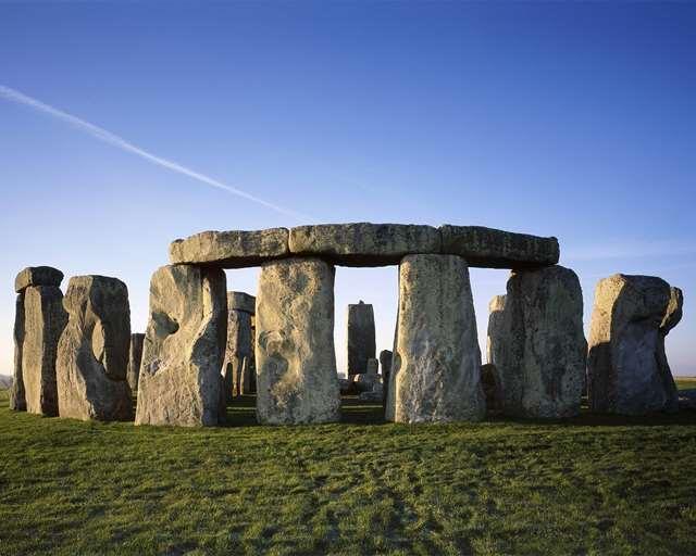 13. Stonehenge Do tej pory nie udało się jednoznacznie wyjaśnić, kto i dlaczego zbudował Stonehenge ogromne kręgi ze skał. Wiadomo, że powstały one już w epoce neolitu, część w epoce brązu.