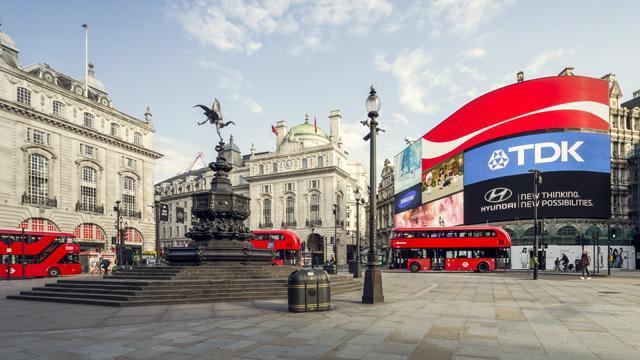 14. Piccadilly Circus Piccadilly Circus to najbardziej znany londyński plac i skrzyżowanie położony jest w dzielnicy City of Westminster.