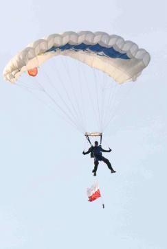 Festyn będzie okazją do organizacji na terenie Krasnobrodu po wielu latach przerwy skoków spadochronowych, które przyciągają szczególnie dużą widownię.