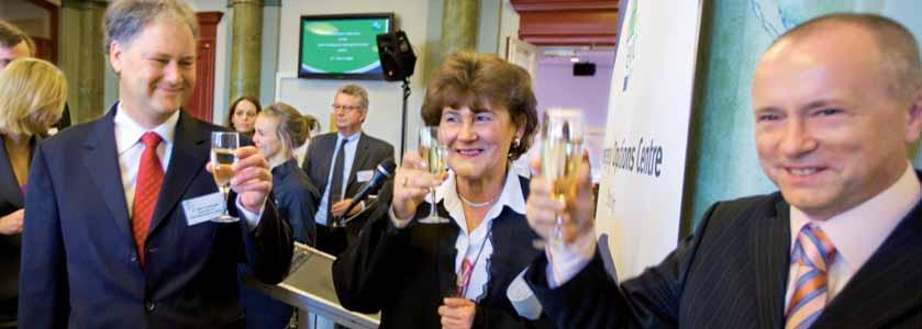 Marc Sprenger, były przewodniczący zarządu, dyrektor ECDC Zsuzsanna Jakab oraz Miroslav Ouzký, poseł do Parlamentu Europejskiego, podczas inauguracji Centrum Działań w Sytuacjach Nagłych ECDC w marcu