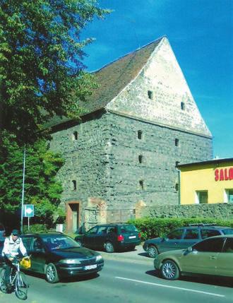 Basalt walls surrounding estate in Lubań City twardością (około 8o w skali Mohsa), wysoką wytrzymałością na ściskanie, małą ścieralnością, odpornością na korozję [6].