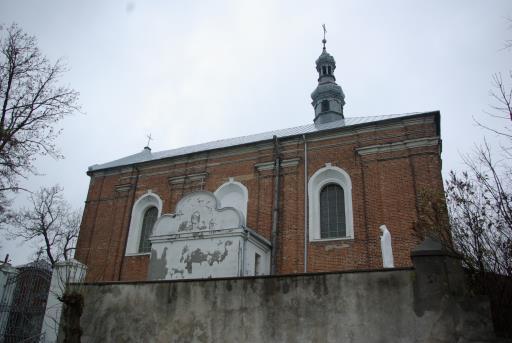 ród Krzepczowskich wzniósł kolejny, drewniany kościół św. Wojciecha. W 1725 r. świątynia ta uległa częściowemu spaleniu. Obecny, trzeci kościół św.