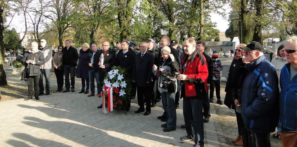 Powstańców Wielkopolskich w Ostrzeszowie oraz przedstawiciele Ostrowskiej Grupy Rekonstrukcji Historycznej, wiązanki kwiatów złożyli przedstawiciele władz