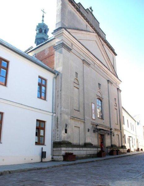 Historia Kościoła HISTORIA KOŚCIOŁA DUCHA ŚWIĘTEGO Kościół pod wezwaniem Ducha Świętego w Sandomierzu położony jest w obrębie Starego Miasta, tuż obok Bramy Opatowskiej.