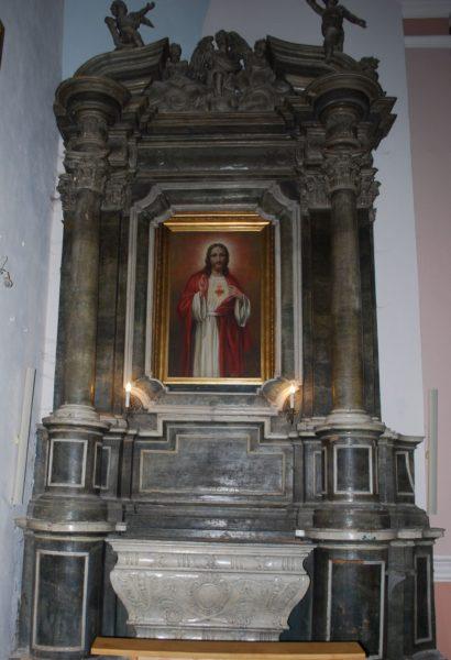 W ciągu wieków umieszczone w nim były kolejno: drewniany krucyfiks, obraz Świętego Wincentego à Paulo z I połowy XIX wieku.