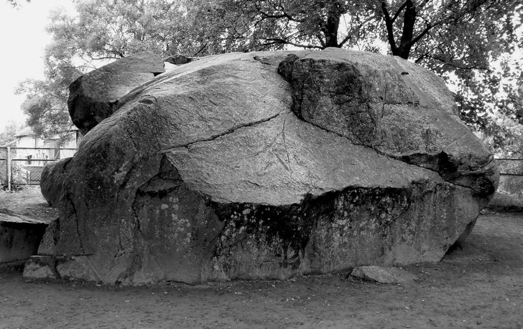 3. Bartężek, gm. Morąg, niem. Bärting, Kr. Mohrungen W pobliżu wsi znajdował się monument kultowy z odciśniętą tzw. bożą stópką.