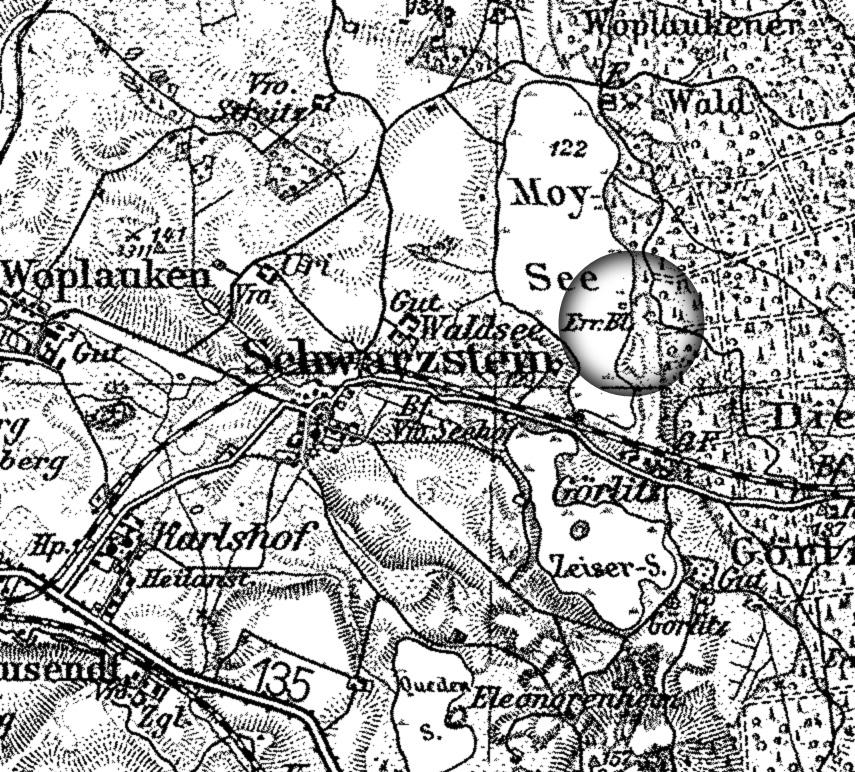 18. Gierłoż, gm. Kętrzyn, niem. Görlitz, Kr. Rastenburg Głaz położony jest nad wschodnim brzegiem Jeziora Moj. Jest to granit rapakivi, którego wysokość sięga 1,25 m, zaś obwód 9 m.