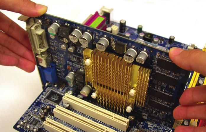 Złacze PCI Express x16 (PCIEX16/PCIEX4) Złącze PCI Aby zainstalować kartę rozszerzeń należy wykonać wymienione poniżej czynności. 1. Zlokalizuj odpowiednie złącze dla danej karty rozszerzeń.