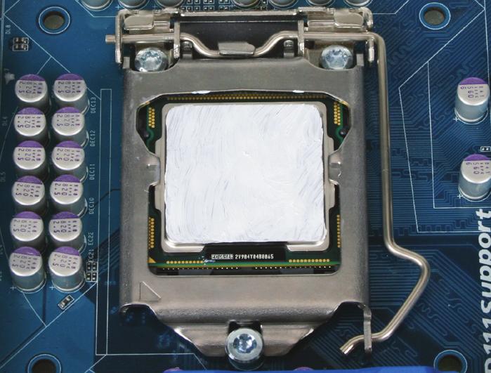 1-3-2 Instalacja wentylatora procesora W celu poprawnego zainstalowania wentylatora procesora na płycie głównej zastosuj się
