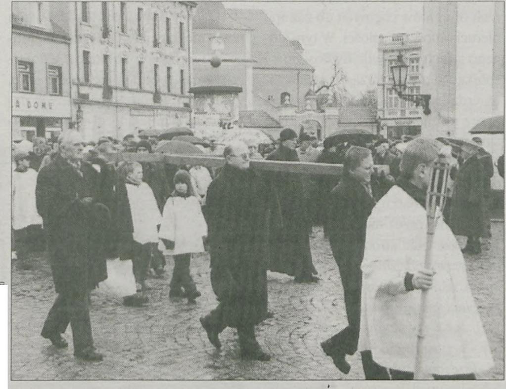 6 8 (J a ro c in ) Rodzinom zmarłych składamy wyrazy współczucia Serdeczne podziękowanie wszystkim, którzy nieśli ulgę w cierpieniu i chorobie delegacjom, przyjaciołom, krewnym i znajomym wszystkim,