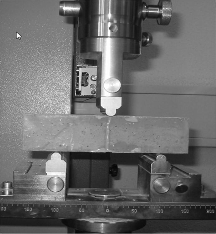 Belki nacięto na głębokość 1,5 mm ± 0,5 mm, a następnie, ustawiając nacięcie pomiędzy podporami, złamano na maszynie wytrzymałościowej według EN 196-1 (rys. 17.2).
