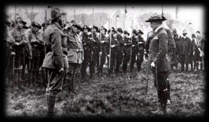 nie zginęła. 1913 JAMBOREE W ANGLII 3 KS. KAZIMIERZ LUTOSŁAWSKI Tego samego roku ogłoszony zostaje konkurs na odznakę polskiego skautingu. Na ekranie widzimy ks.