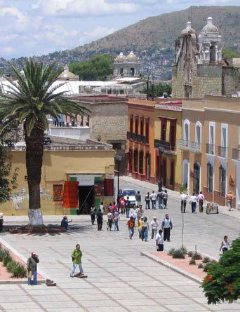 Przejazd malowniczą trasą pod wulkanami Popocatepetl i Ixtacihuatl do Watykanu Meksyku - Puebla. Msza święta. Zwiedzanie Puebla: Starówka, kościół Santo Domingo i Różańcowa Kaplicy. Rynek Parian.