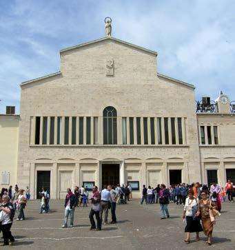 DZIEŃ 10: MEDIOLAN - JE- ZIORO GARDA Mediolan - w programie zwiedzania: Katedra, Pasaż Emanuela, La Scala. Przejazd w okolice Jeziora Garda.