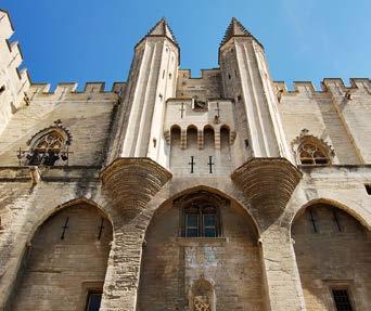 Eulalli, Pałacu Królewskiego (z zewnątrz), kościoła Sagrada Familia projektu Antonio Gaudiego oraz obiektów olimpijskich.