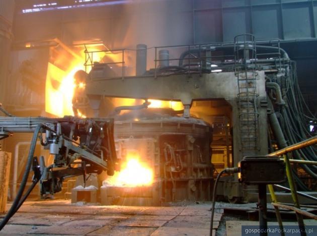 PROCESY ELEKTROMETURGICZNE Polegają na topieniu i rafinacji wsadu metalowego w piecach elektrycznych łukowych, oporowych i indukcyjnych oraz procesach elektrolizy roztopionych soli lub wodnych