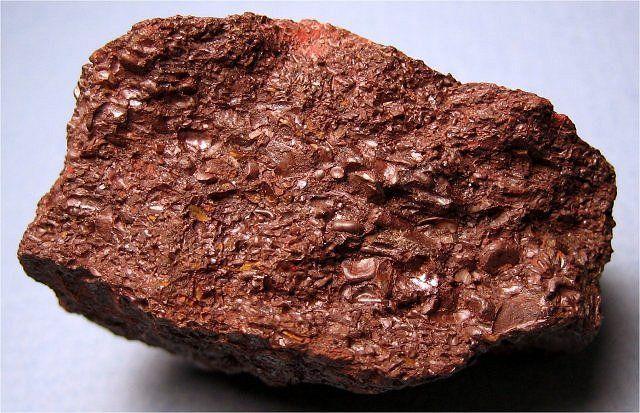 zawiera 40-70% Fe, pochodzenia wulkanicznego, o dobrych właściwościach magnetycznych, ciemno-szary, trudnotopliwy. Zawiera domieszki siarki i fosforu.