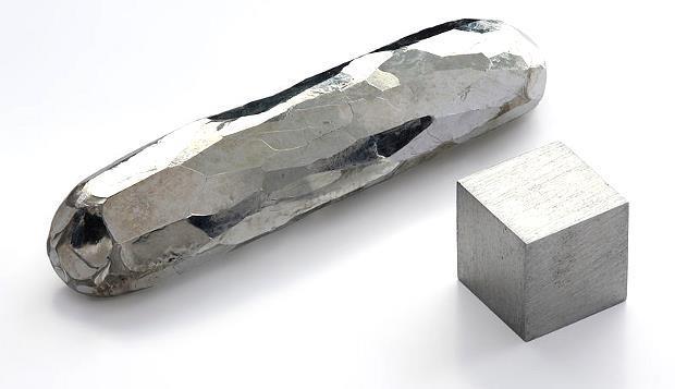 METALURGIA ALUMINIUM 2000 $/t Aluminium metal barwy srebrzysto-białej, miękki i bardzo plastyczny, gęstość 2,7 g/cm 3 (3 razy mniejsza niż Fe), T t = 658 o C.
