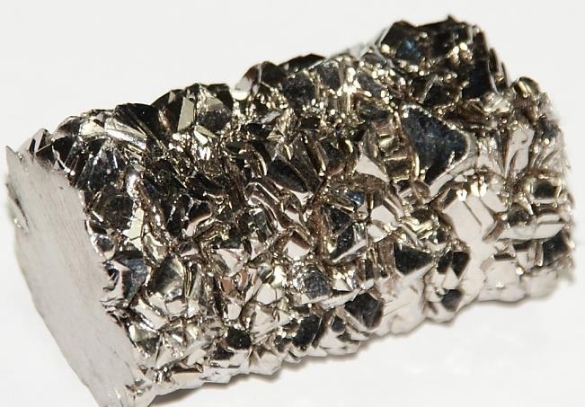 METALURGIA TYTANU Tytan jest lekkim (4.55g/cm 3 ) metalem o szarawym kolorze. Charakteryzuje go duża wytrzymałość mechaniczna, odporność na korozję, w tym również na działanie wody morskiej i chloru.