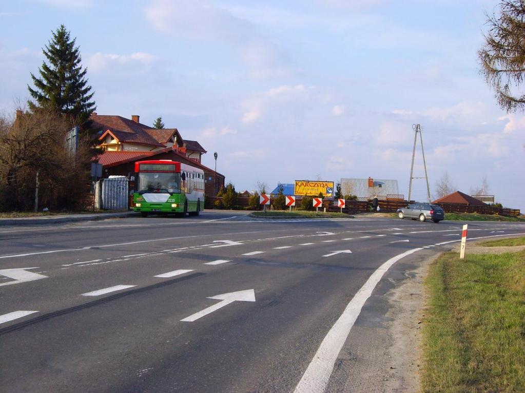 Poruszając się dalej krajową 82 mijamy wieś Elizówka. Znajduje się tam giełda rolna (i nie tylko), przy której umiejscowiono pętlę Elizówka giełda.