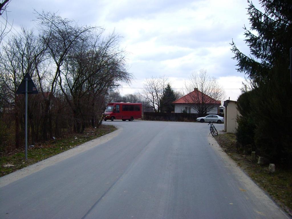 Boduszyn to wieś oddalona od Ciecierzyna o niecałe 3 kilometry. Po przejechaniu pod wiaduktem należy skręcić w lewo, minąć wieś Ludwinów i oto naszym oczom ukazuje się skrzyżowanie.