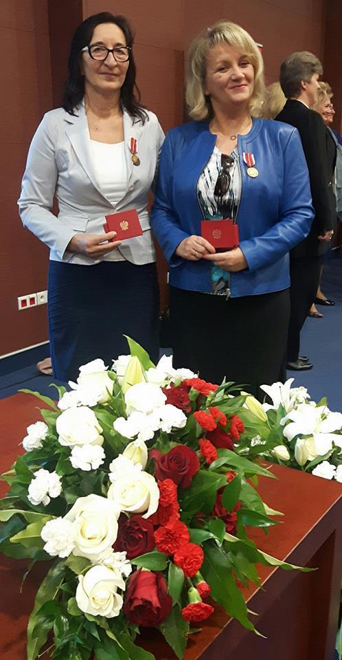 NAGRODA DLA NAUCZYCIELEK Nauczycielce wychowania fizycznego pani Wandzie Myślińskiej oraz nauczycielce edukacji wczesnoszkolnej oraz historii pani Monice Królikowskiej wręczono Medal Komisji Edukacji