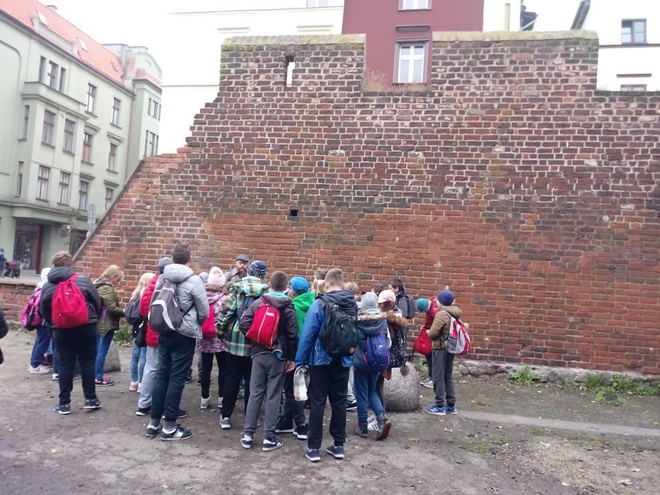 WYCIECZKI UCZNIÓW Uczniowie naszej szkoły w ostatnim miesiącu odwiedzili wiele fantastycznych miejsc.