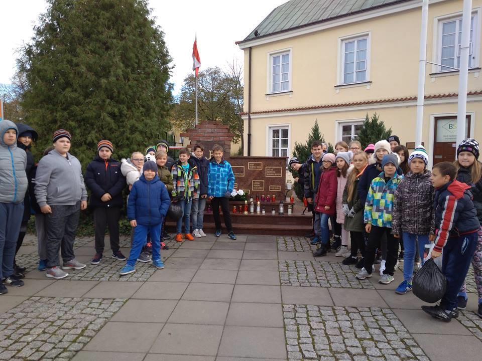 Z życia szkoły Tradycyjnie przed Dniem Wszystkich Świętych i Zaduszkami uczniowie klas piątych z wychowawcami i nauczycielami porządkowali groby na cmentarzu w Jabłonnie, skwer przy Urzędzie Gminy