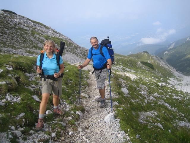 Na vrhu nas pozdravi megla in takšen veter, da me kar prestavlja. Ker čez vrh poteka meja z Avstrijo, je na njem dvojna oznaka vrha, avstrijski vrh Hochstuhl in slovenski mejni kamen.