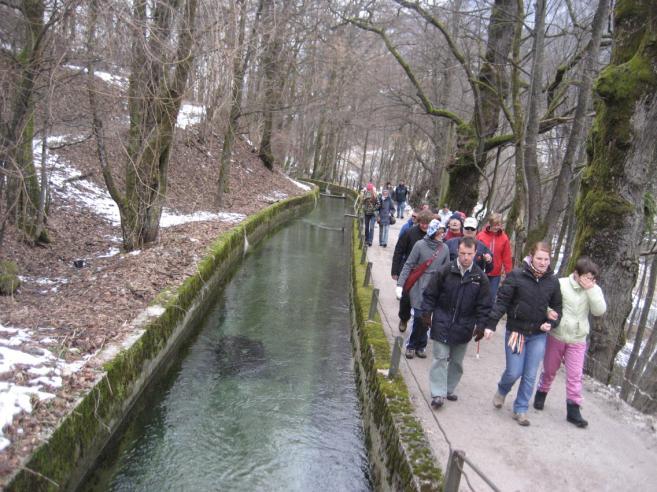 drage intervencije v prostor (kupovanje in montaţa drugačnih tlakov v obstoječe ali nove tlake). Velikokrat so dovolj majhne intervencije, kot je dvignjen rob ob poti.