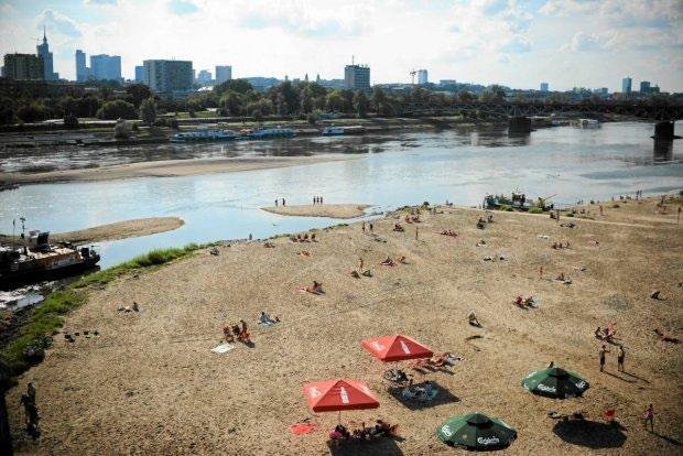 Najniższe stany wód - zwane niżówkami, występują w Polsce: najczęściejpod koniec lata (sierpień wrzesień), obserwujemy wtedy stosunkowo