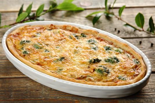 Quiche z brokułem, migdałami i kurczakiem pierś z kurczaka - 200 gramów serek śmietankowy typu philadelphia - 125 gramów mąka pszenna - 150 gramów Rama Smaż jak szef kuchni, wariant maślany smak -