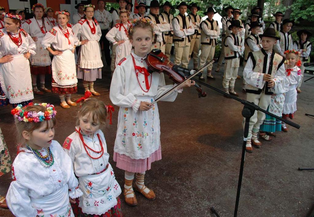 Pe scenele festivalului, s-au prezentat şasesprezece ansambluri din Polonia originare din Bucovina: Dawidenka, Dolina Nowego Sołońca, Dunawiec, Dziordanki, Echo Bukowiny, Jastrowiacy, Jodełki,