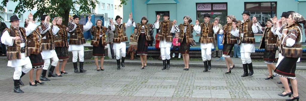 Iar numele acestui ansamblu se trage de la dansul popular răspândit în rândul polonezilor bucovineni. Întemeietorii ansamblului Dawidenka au fost persoane născute în Tereblecea din nordul Bucovinei.