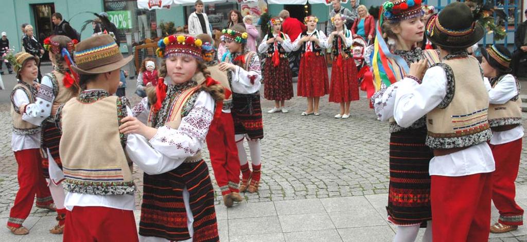 Zespół Kwiaty Bukowiny Czerniowce Ukraina tek Bukowińskim Spotkaniom w Jastrowiu. W 1990 r. Jastrowiacy byli współorganizatorami Festiwalu Folkloru Górali Czadeckich w Jastrowiu.