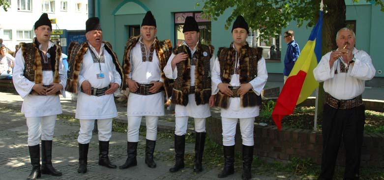 też Zespół Górali Czadeckich Wichowianki z Wichowa, składający się z osób urodzonych na Bukowinie. Wśród repatriantów z Bukowiny byli również tzw. Polacy nizinni, zwani na Bukowinie Mazurami.