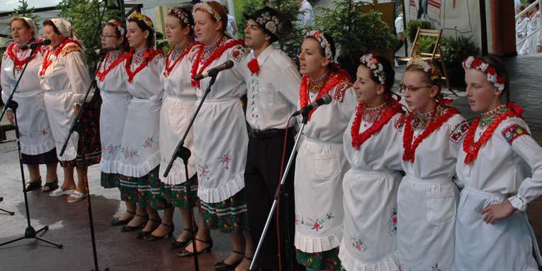 Zespół Watra Brzeźnica Polska w Czerniowcach Jadwigi Kuczabińskiej. Do Jastrowia przyjechali też starzy bywalcy: dr hab.