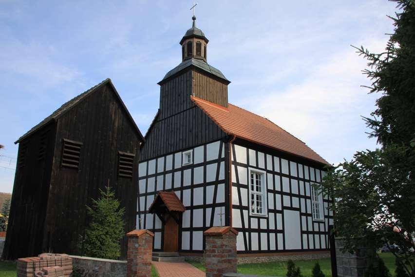 Osówka, dekanat Jastrowie kościół z 1798 roku Rozebrany; w latach 2011-13 zbudowano nowy obiekt; autentyczna pozostała