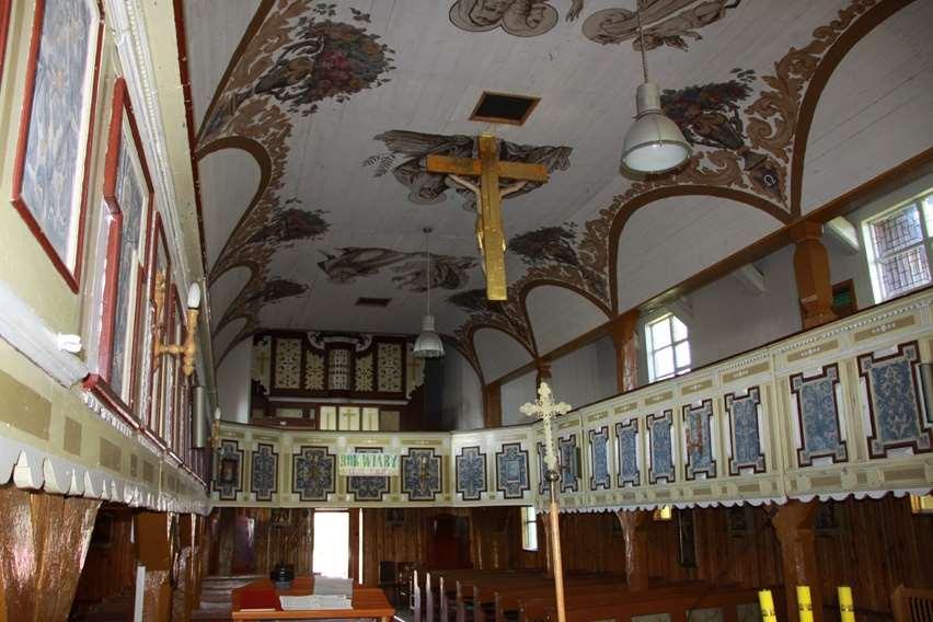 Lotyń wnętrze kościoła z zachowanymi emporami oraz polichromią