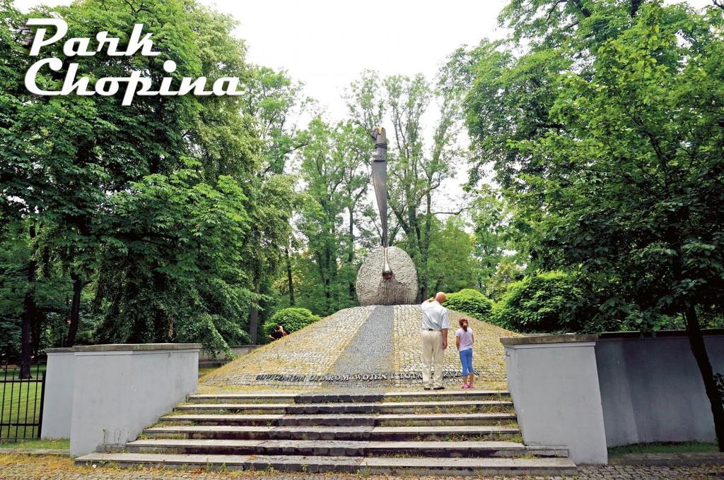 Na terenie parku Chopina znajdują się rzeźby: dwa leżące lwy odlane z żeliwa w 1830 r.
