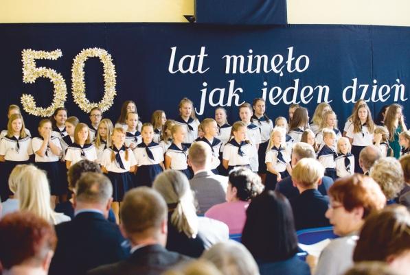 50-lecie Szkoły Podstawowej nr 2 W programie obchodów był m.in. jubileuszowy koncert, zwiedzanie budynku szkoły, poczęstunek oraz Dzień otwartych drzwi szkoły.