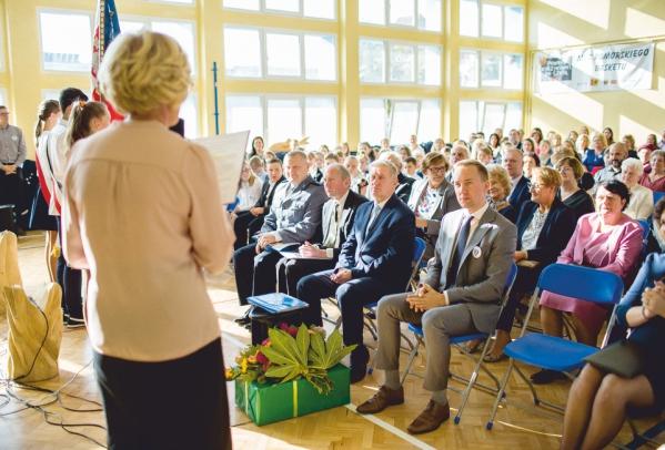 W pierwszym dniu uroczystości 13 października uczniowie, nauczyciele i pracownicy szkoły wraz z dyrektorem ZOPO Panią Danutą Topp i przedstawicielem Komisji Oświaty, Zdrowia, Spraw Społecznych Panem
